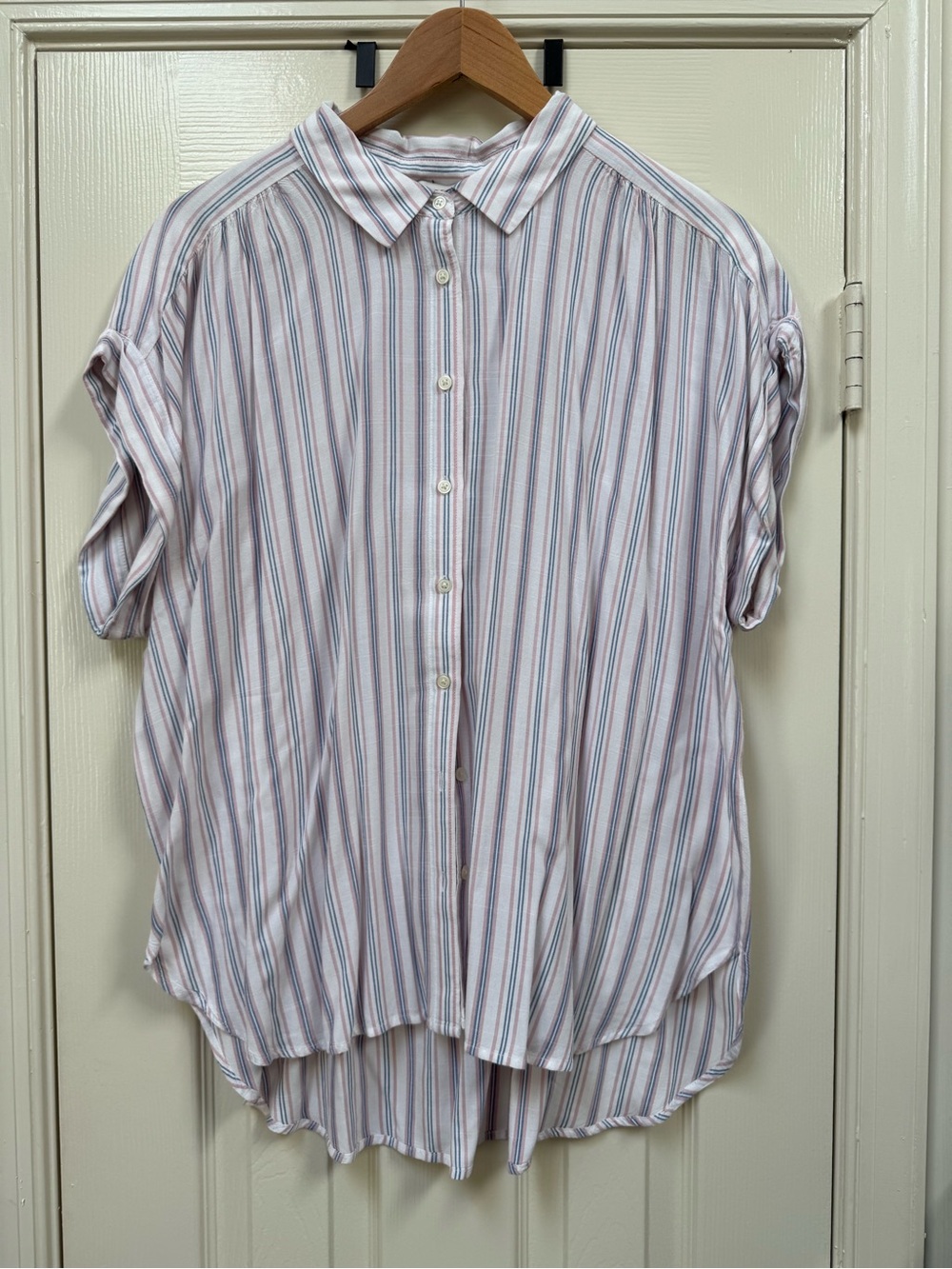 Loft Lightweight Button-Up Striped Shirt in White and Blue Dry Cleaned Size XL